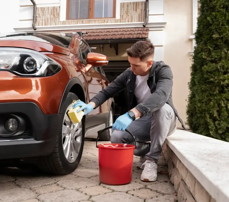 Lavage auto à domicile Saint-Philibert : professionnel intervenant sur un véhicule